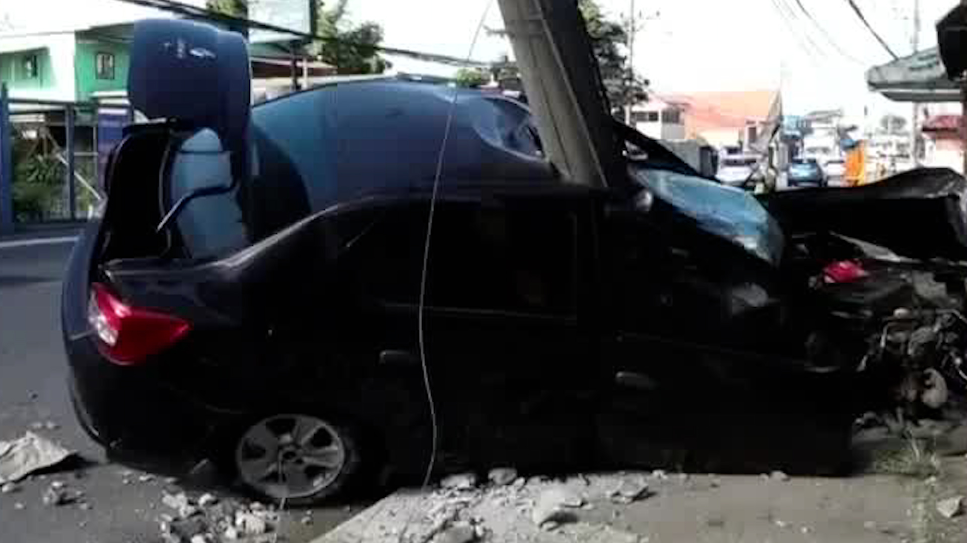 Conductor colisionó contra poste en Calle Blancos