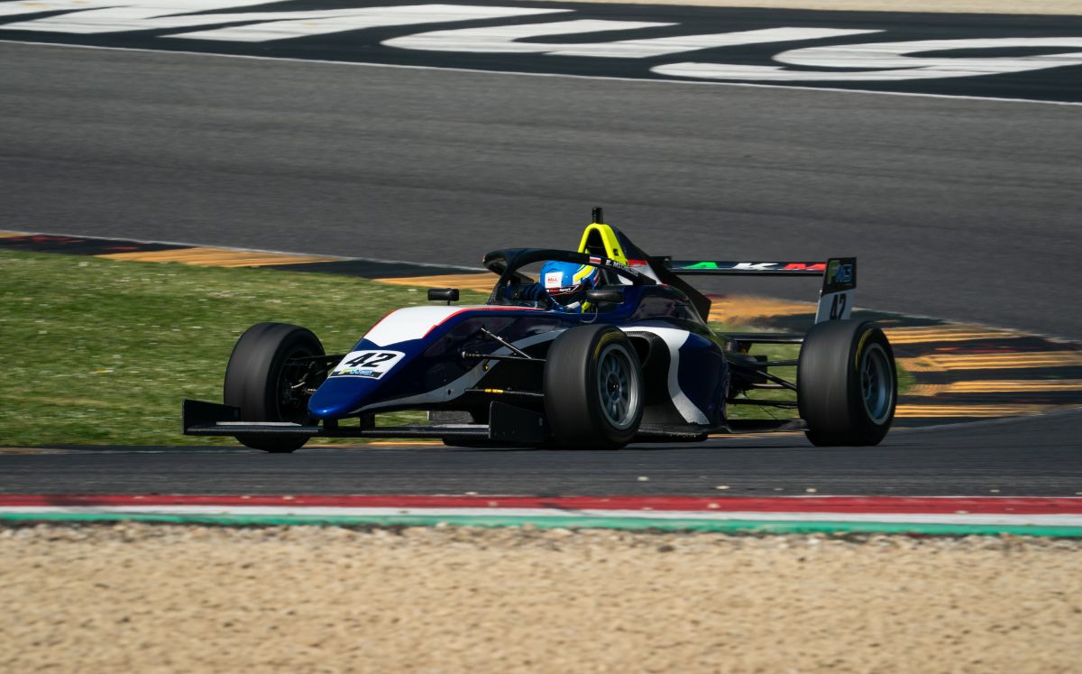 El piloto de 18 años llega tras dos jornadas en los circuitos de Paul Ricard, Francia y otra en Mugello, Italia