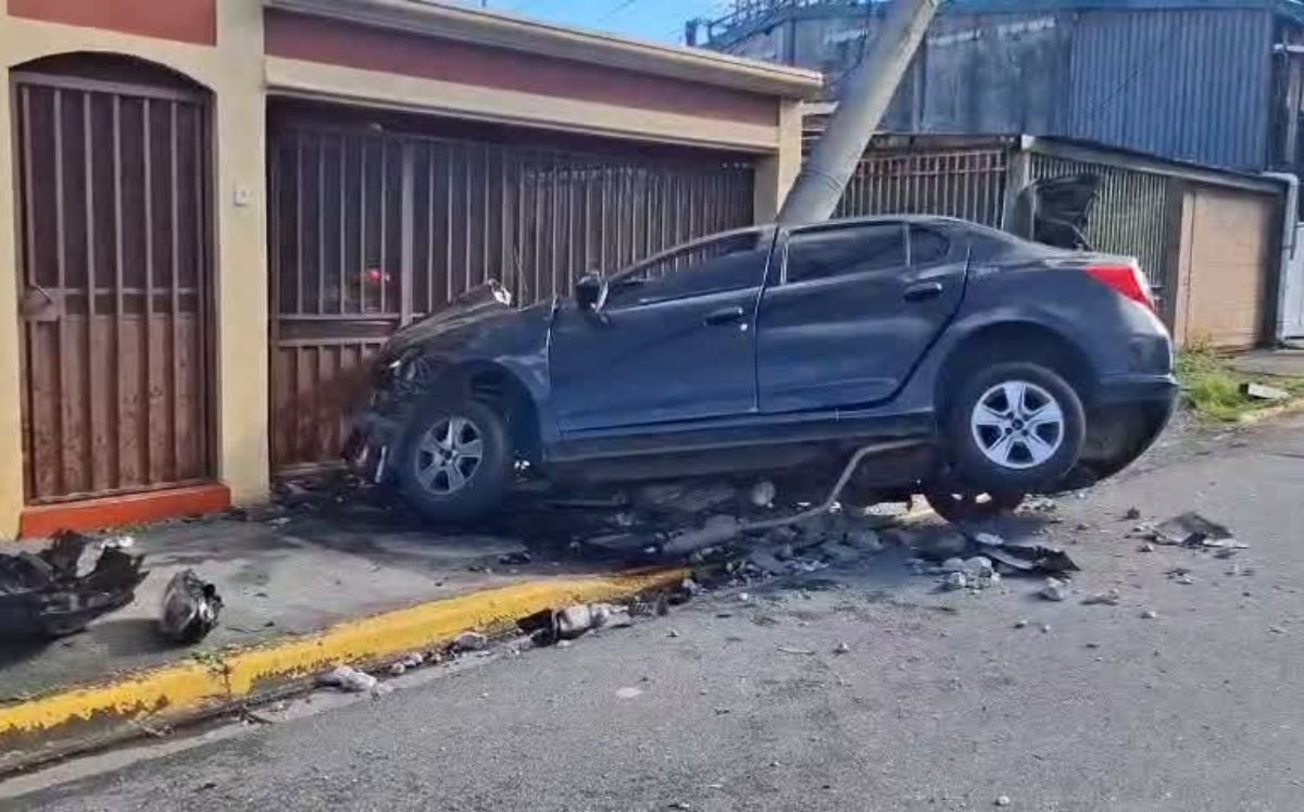 También chocó contra una vivienda. (Telediario)