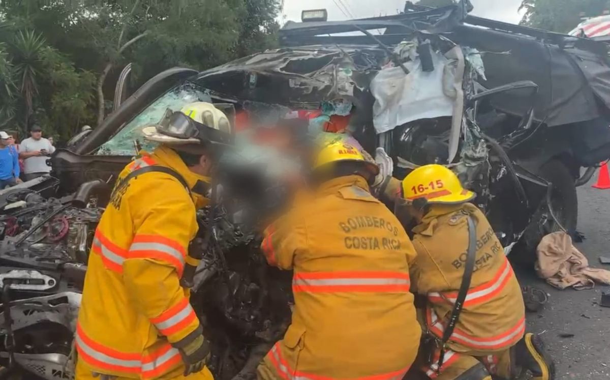 Cruz Roja atiende la emergencia. (Bomberos de Costa Rica)