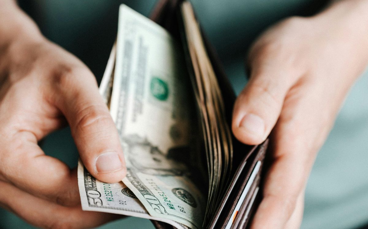 La diferencia entre ambos precios se conoce como spread.