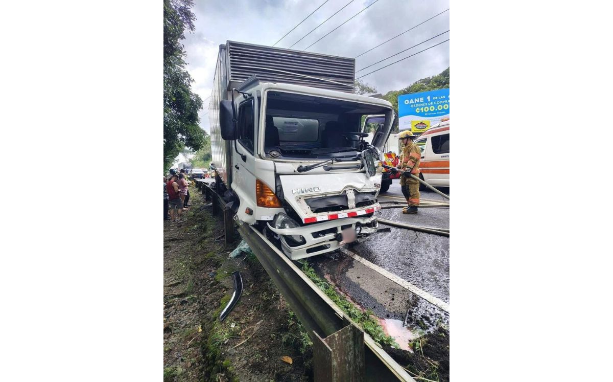 El vehículo en el que viajaban Eliécer Feinzaig y Érica Benavides quedó gravemente dañado tras el accidente en Palmares El vehículo en el que viajaban Eliécer Feinzaig y Érica Benavides quedó gravemente dañado tras el accidente en Palmares
