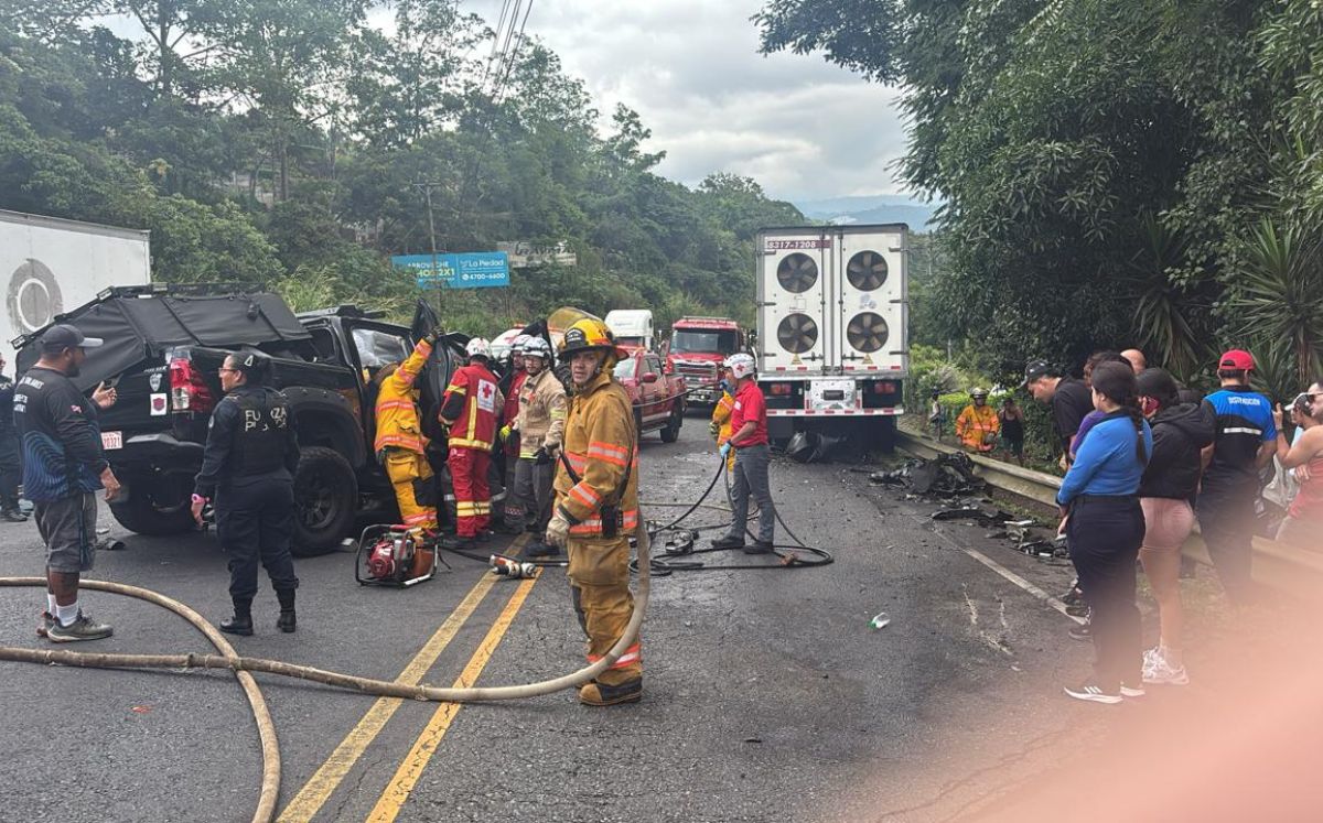 El vehículo en el que viajaban Eliécer Feinzaig y Érica Benavides quedó gravemente dañado tras el accidente en Palmares