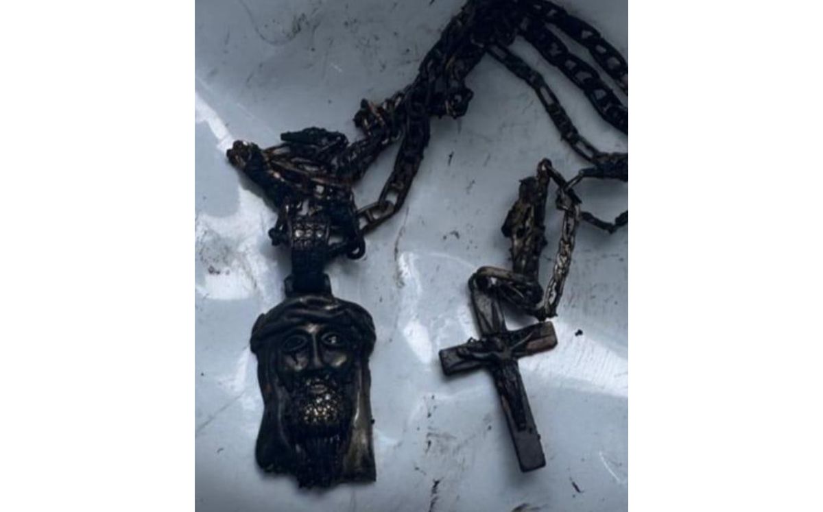 Cadenas que podrían pertenecer a la víctima. (OIJ) Cadenas que podrían pertenecer a la víctima. (OIJ)