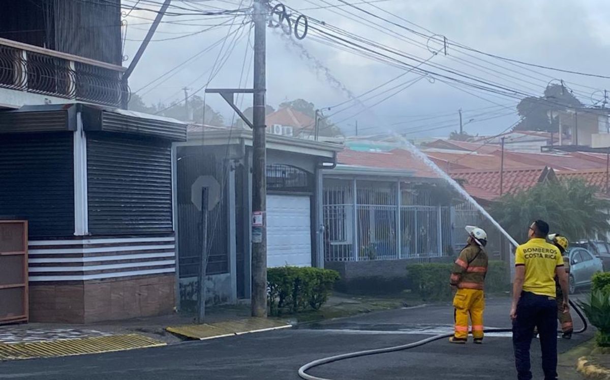 Bomberos y presentes controlaron el incendio en el local comercial.