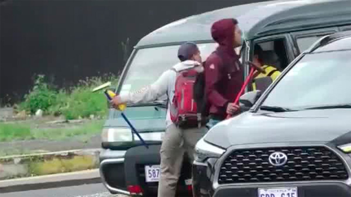 Limpiaparabrisas intimidan a conductores