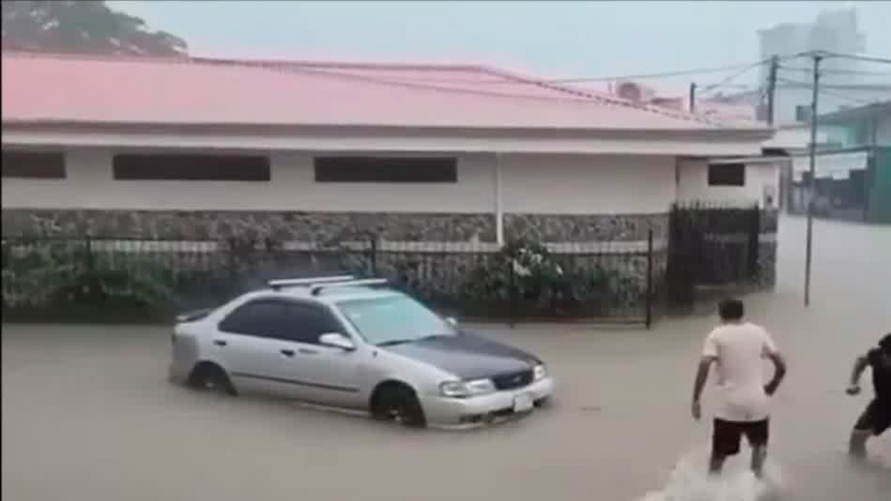 Videos muestra inundaciones por influencia del huracán Melissa