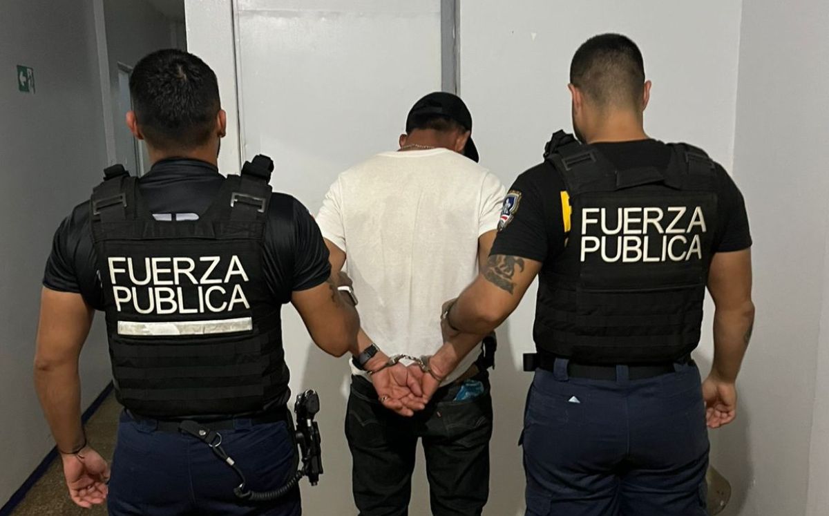 Detenido por portación de armas. Detenido por portación de armas.