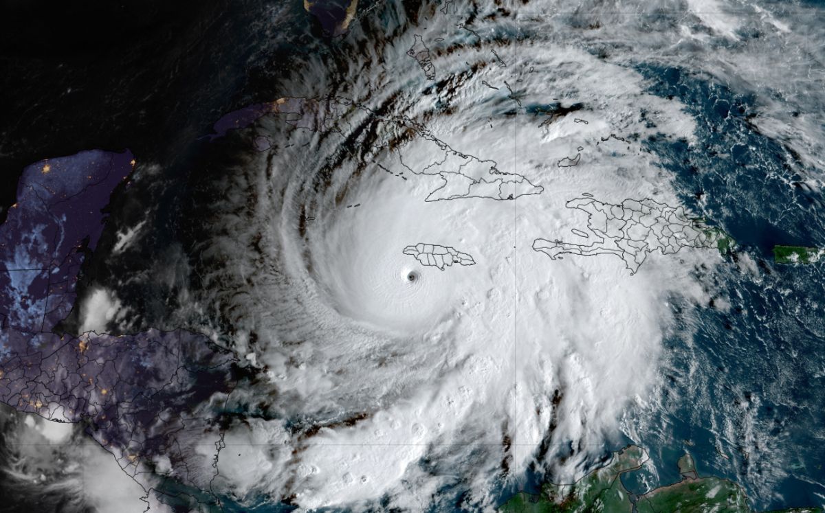 Melissa registra vientos de 280 km/h, lo que genera preocupación por los daños potenciales. (AFP)