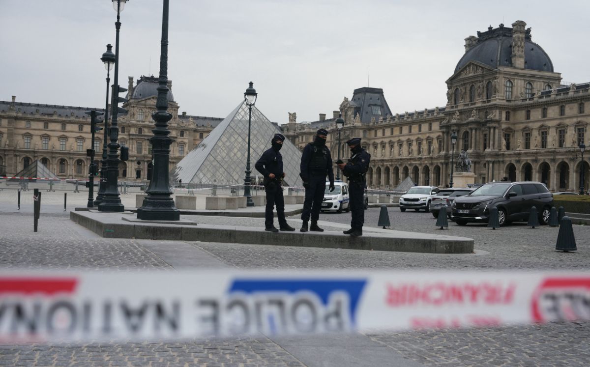 Las autoridades francesas detuvieron a cinco nuevos sospechosos vinculados con el millonario robo en el Museo del Louvre. (AFP) Las autoridades francesas detuvieron a cinco nuevos sospechosos vinculados con el millonario robo en el Museo del Louvre. (AFP)