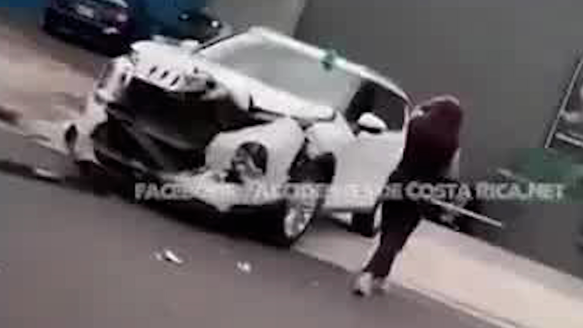 Conductora colisionó su vehículo al salir de la agencia