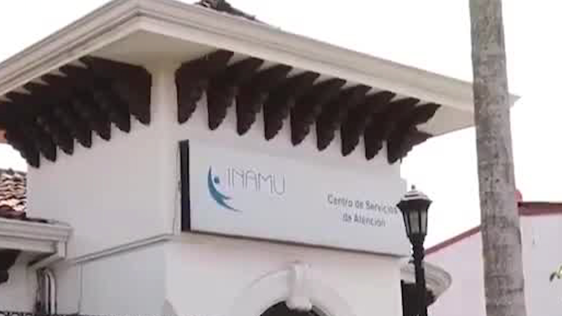 Mujer afirma haber recibido sobornos del INAMU