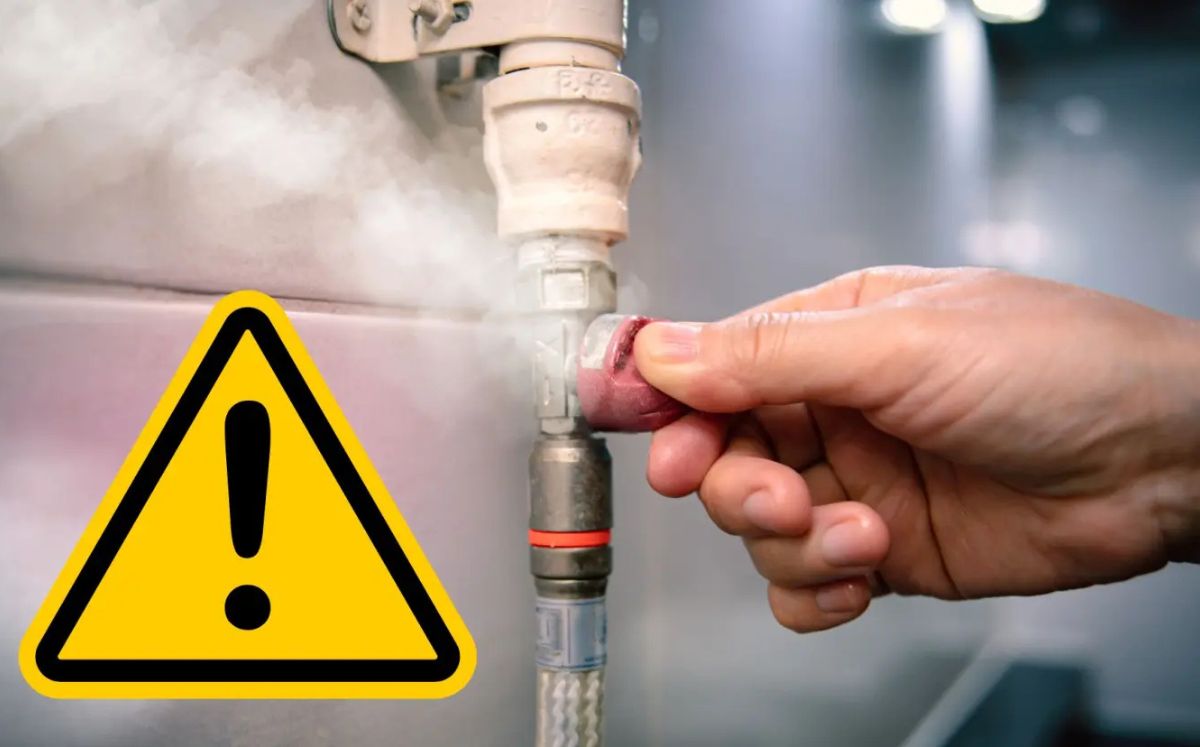 Bomberos y Cruz Roja trabajaron en la escena del trágico incidente por aparente fuga de gas en San Rafael de Alajuela (Posta Mx).