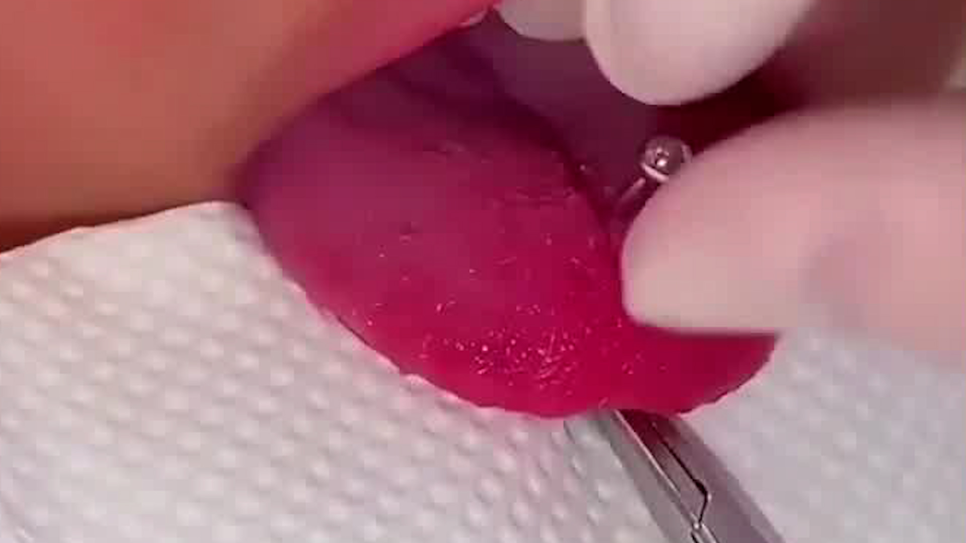 Estos son los riesgos ocultos de los piercings en la lengua