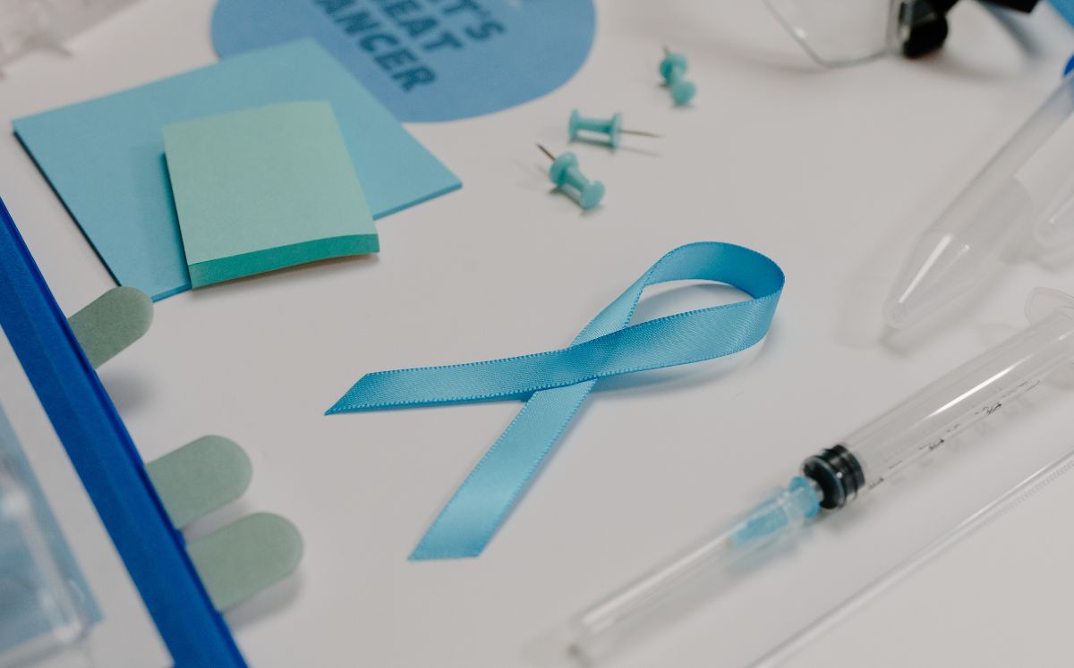 Se recomienda a los hombres realizarse chequeos médicos para detectar a tiempo el cáncer de próstata y reducir riesgos.