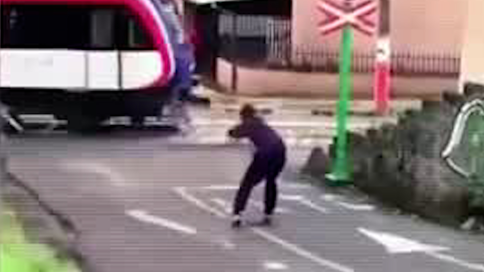 Tren casi atropella a un joven en Heredia