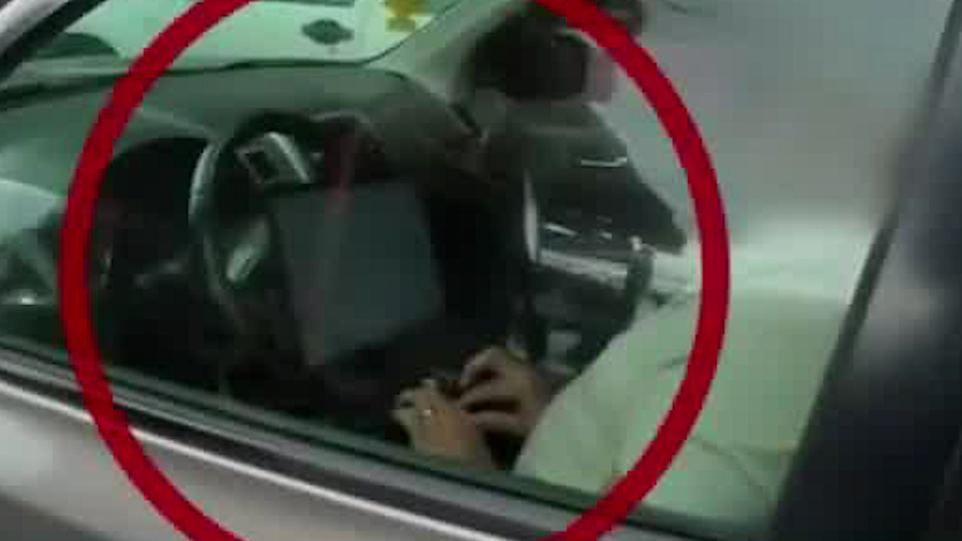 Conductor usa computadora mientras conduce | VIDEO