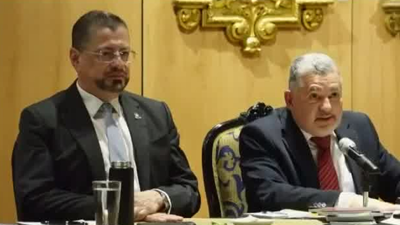 Presidente convocado a comisión que estudia su levantamiento de inmunidad