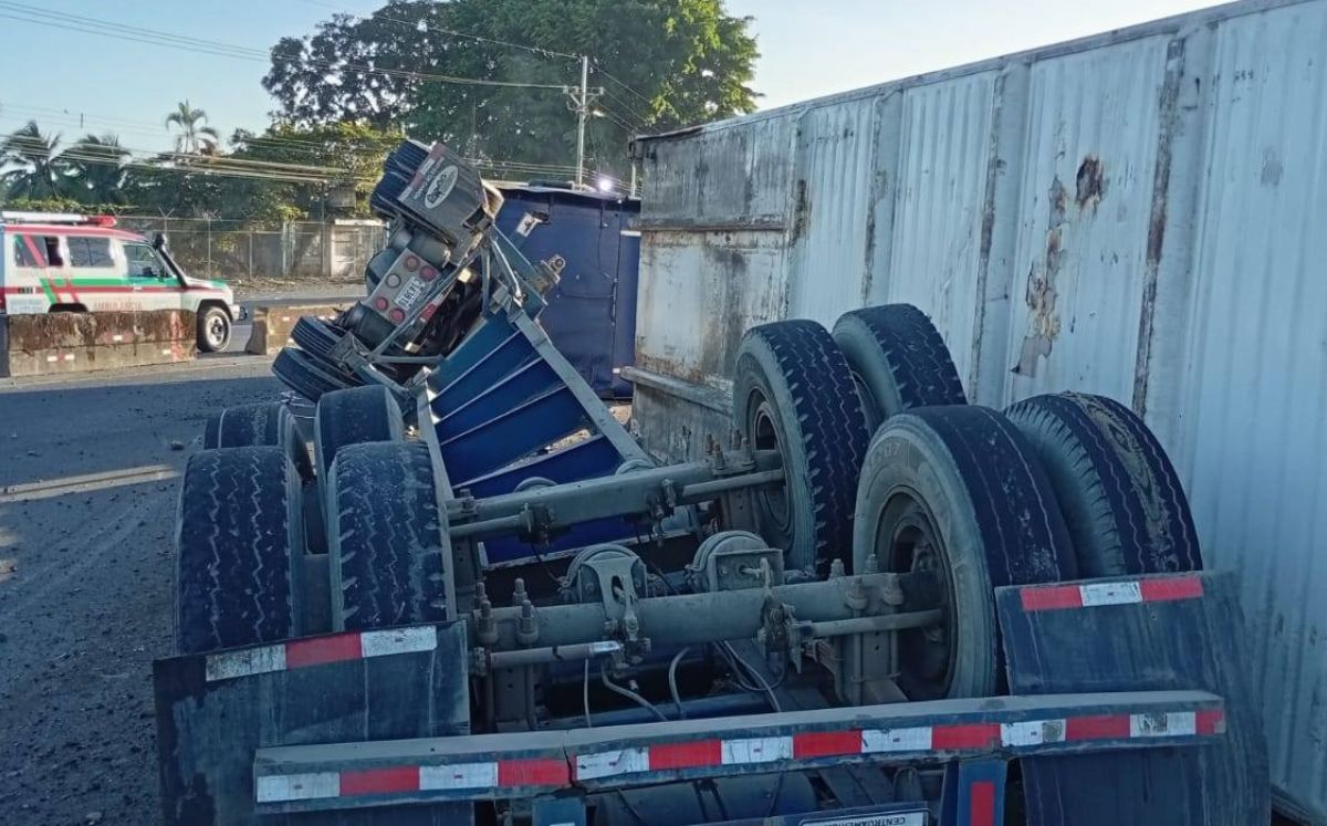 El accidente ocurrió en la mañana, dejando también la circulación continúa parcialmente afectada.