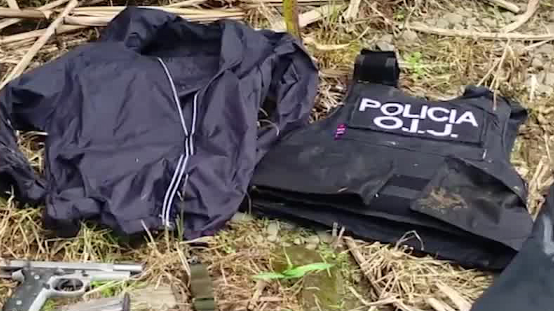 Hallan armas y chalecos con logos del OIJ en Cartago | VIDEO