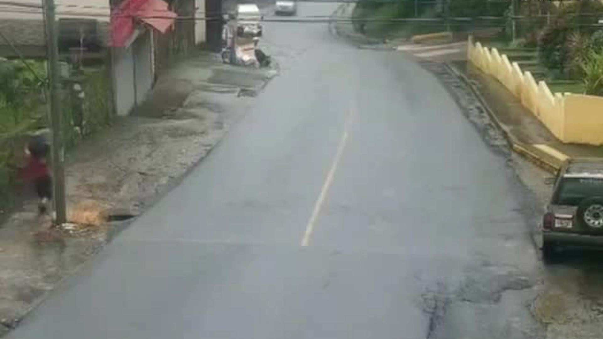 Hombre traslada basura a otro cantón