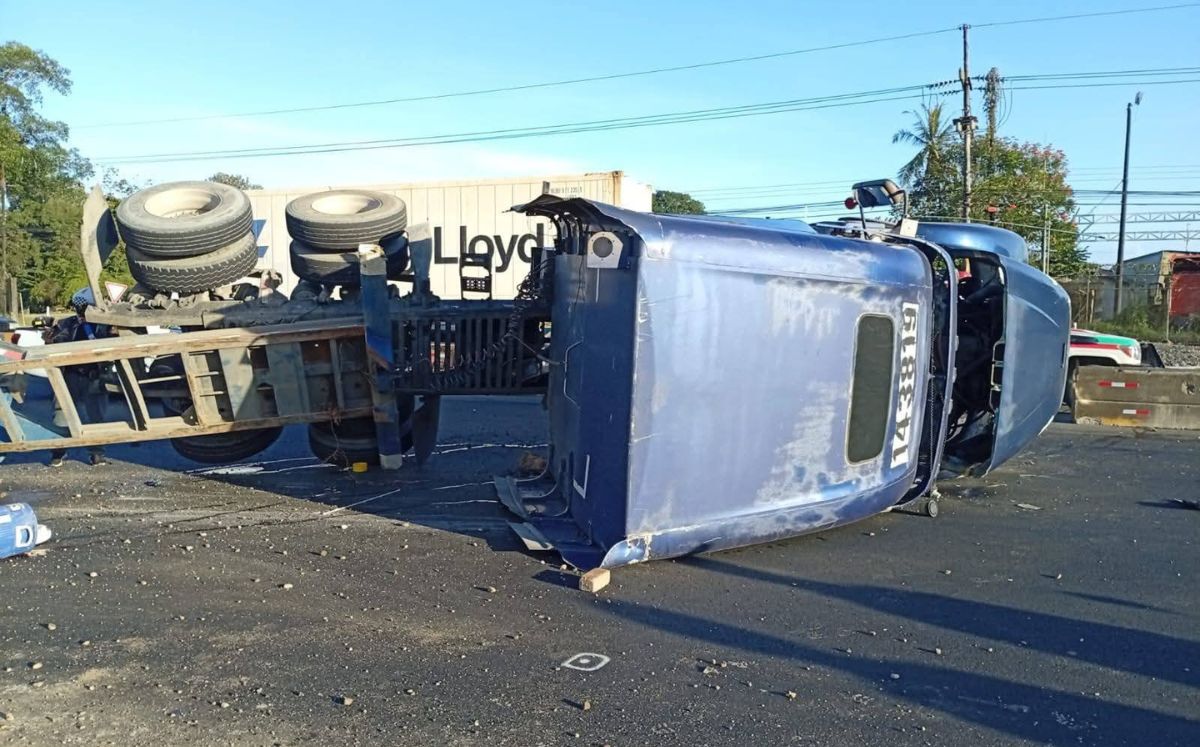 Un tráiler volcó esta mañana en la Ruta 32, Limón, dejando dos personas fallecidas y dos heridas.