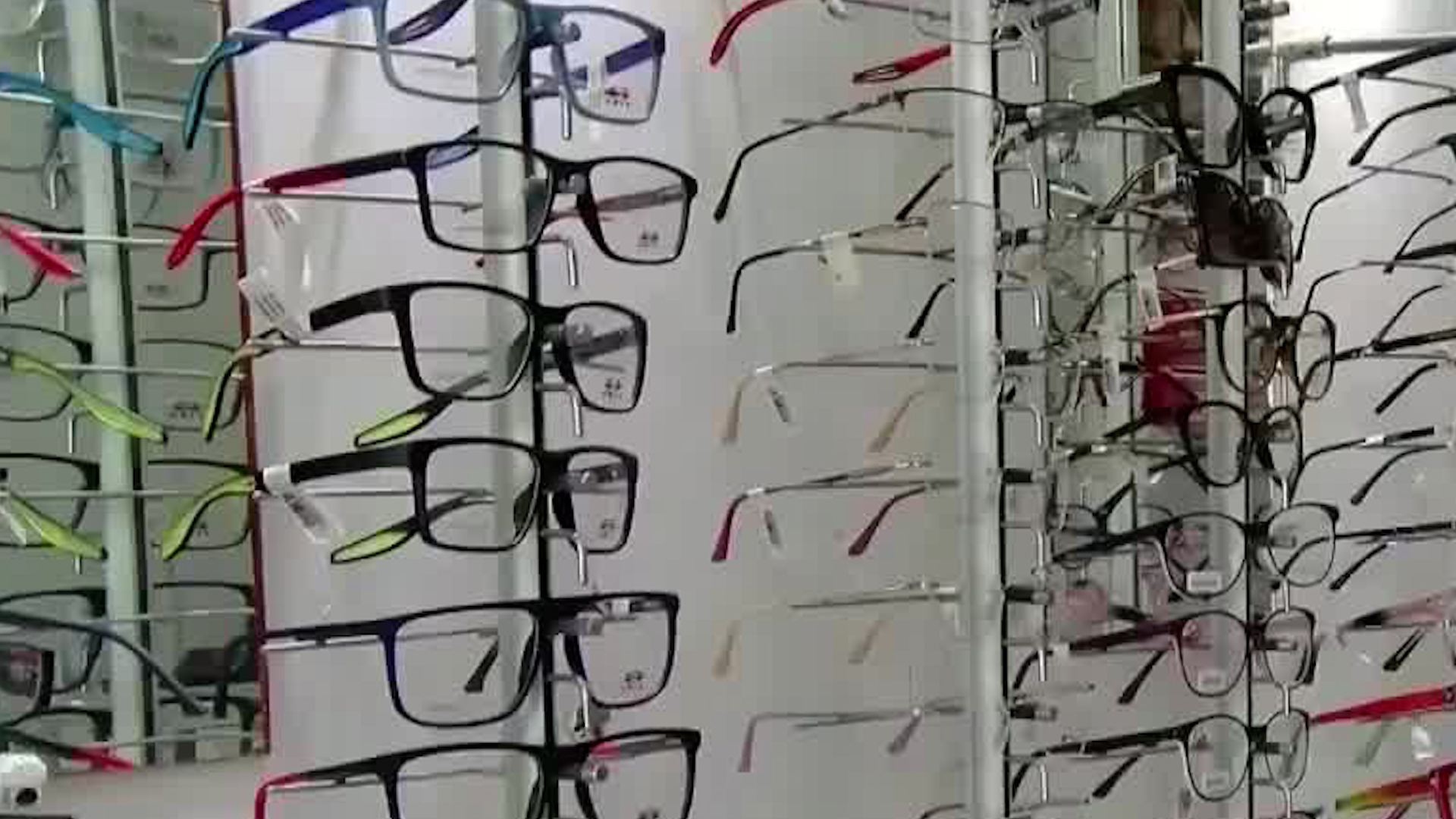 Expertos advierten riesgos de comprar gafas por Internet