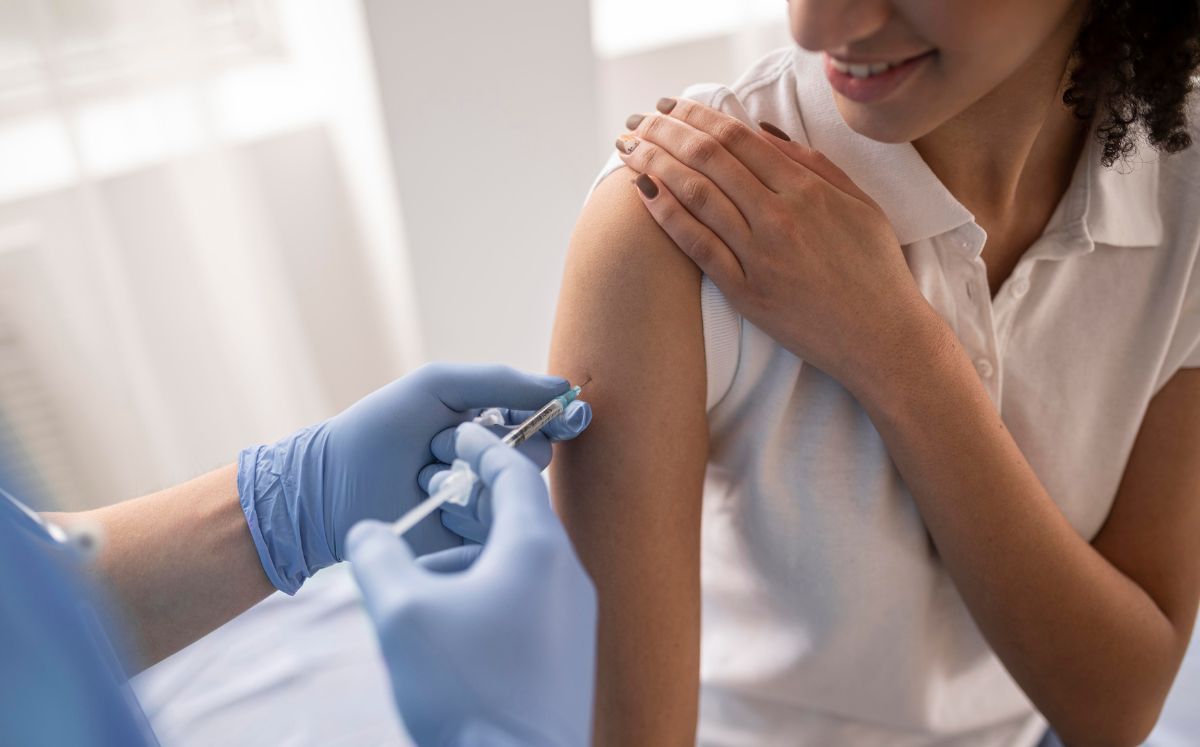 La jornada de vacunación será en el Estadio Nacional. (Freepik)