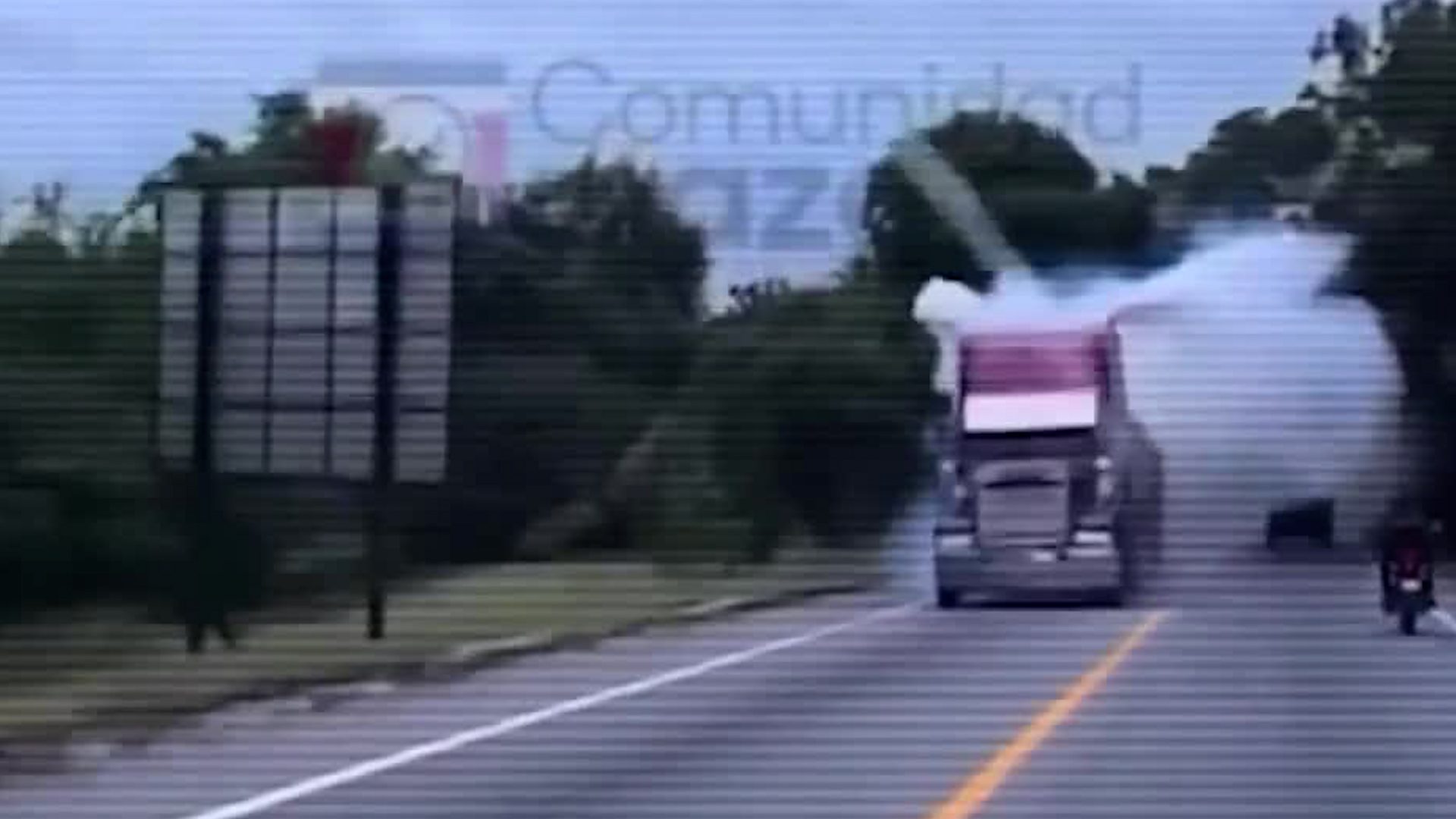 Peligro en carretera: Camión expulsa nube de humo