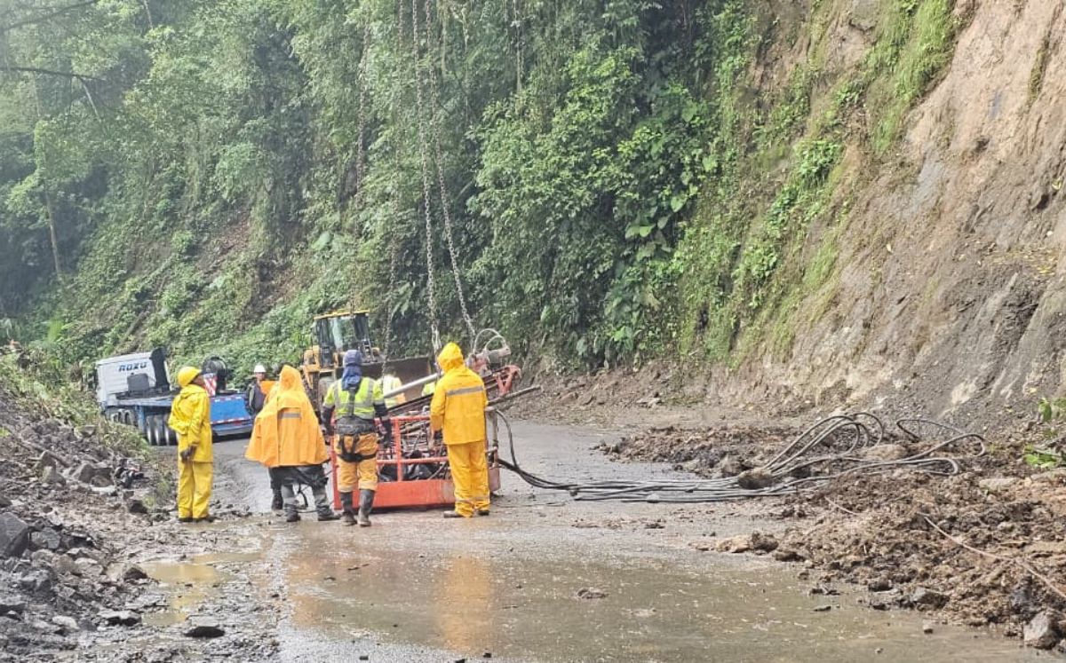 Estpan realizando el desprendimientos de rocas. (MOPT)