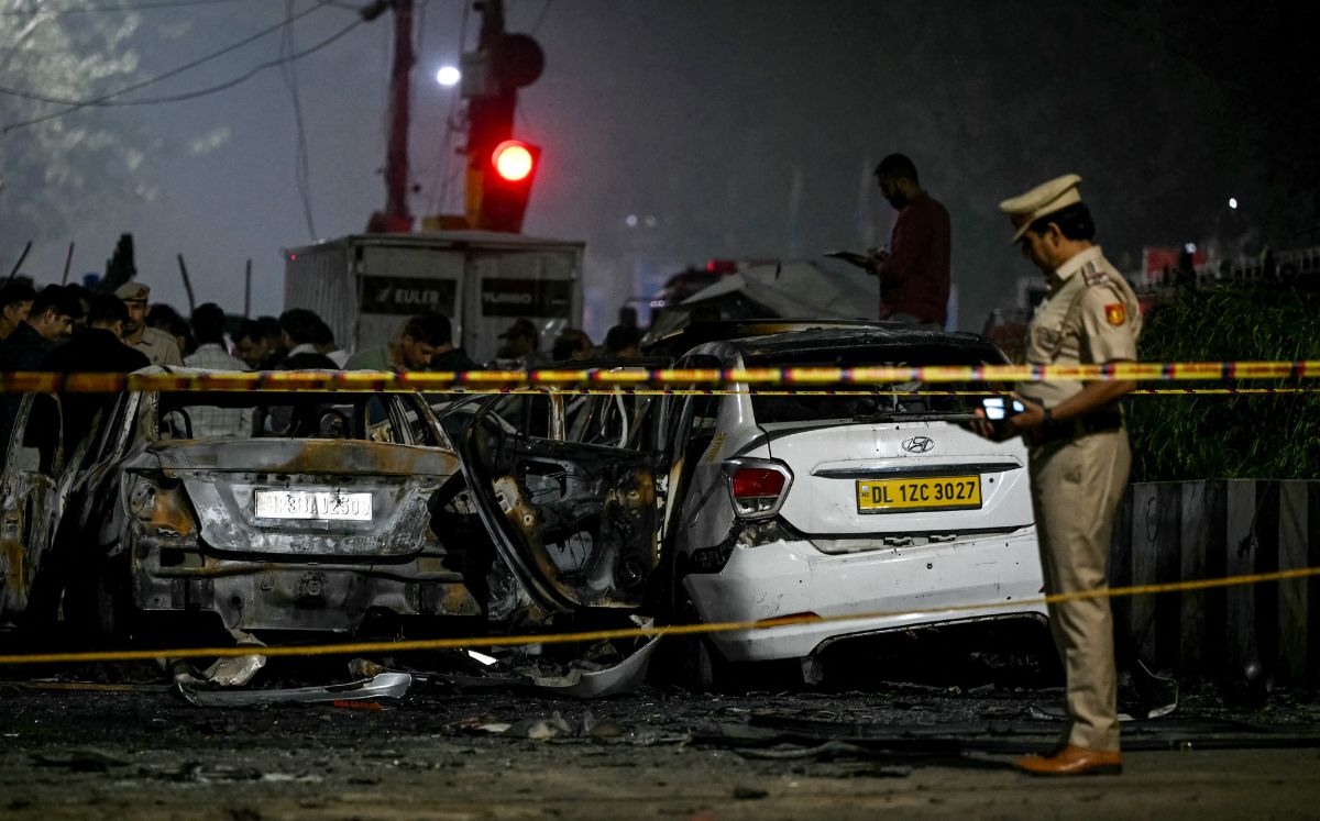 Los bomberos atienden a los heridos y los llevan al hospital. (AFP)