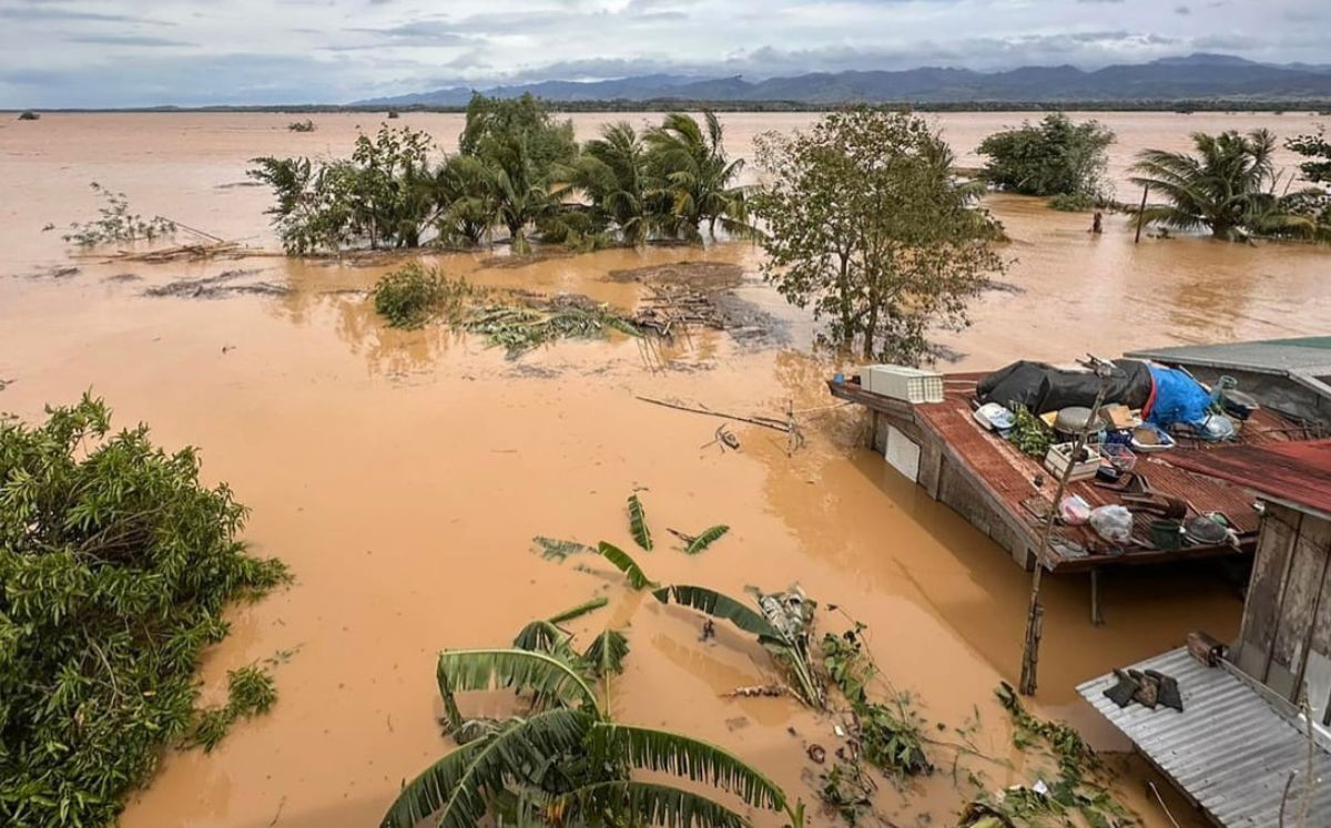 Casas destruidas y calles inundadas tras el paso del supertifón, donde miles de familias perdieron sus hogares (Milenio).