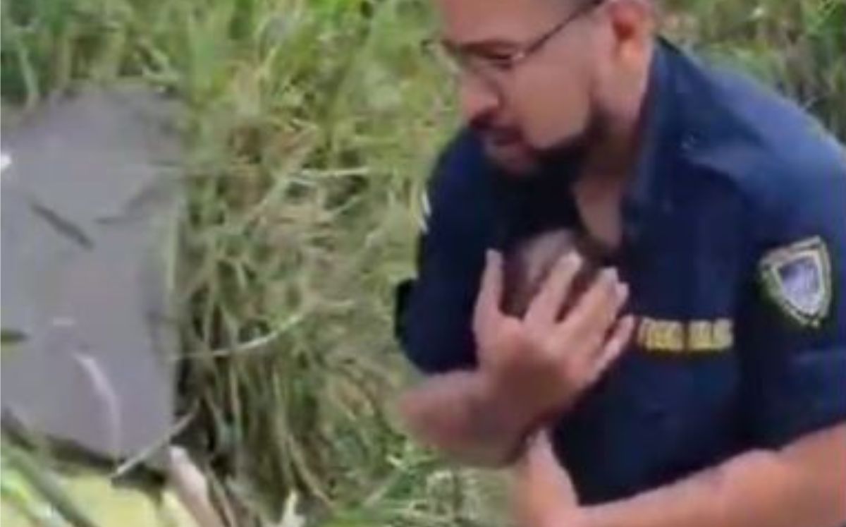 Un oficial sostuvo al recién nacido contra su pecho para brindarle calor (OIJ).