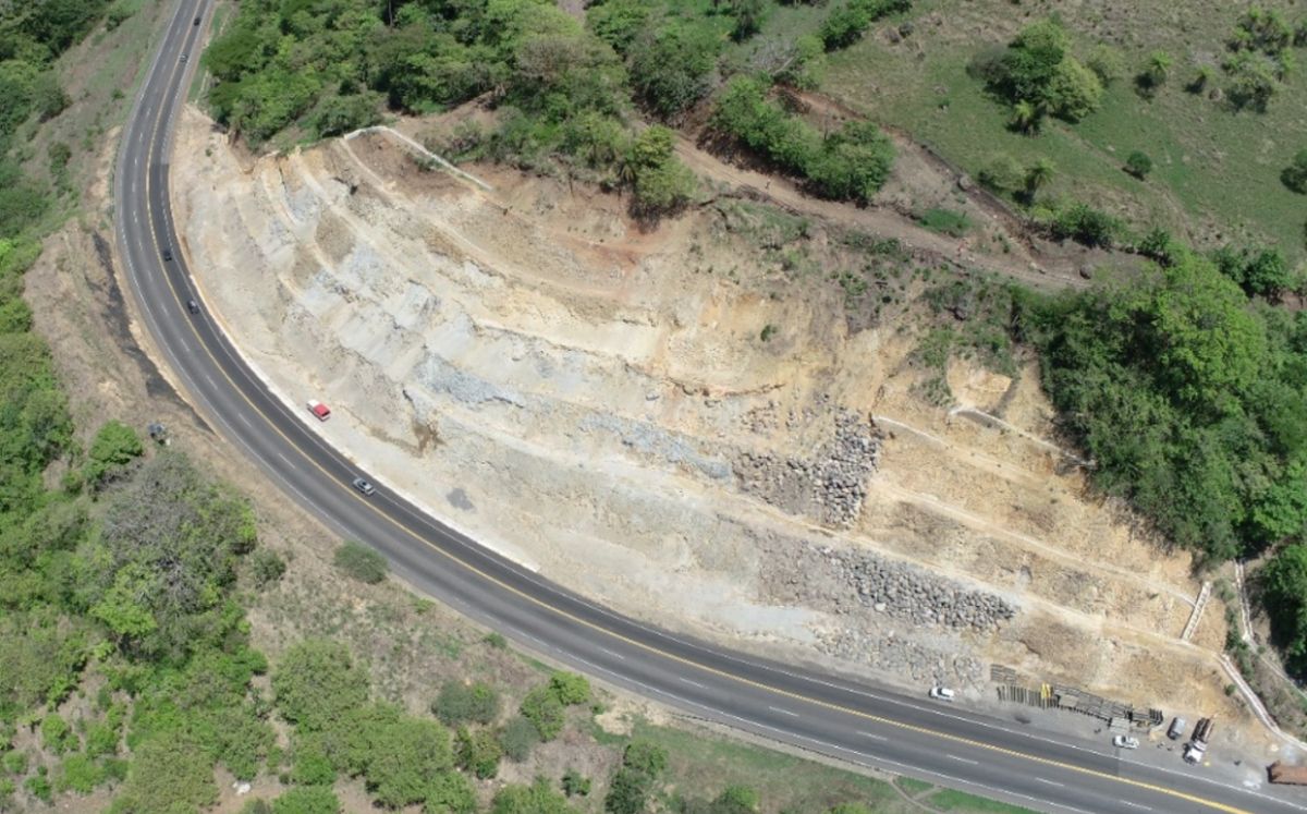 Conductores enfrentaron retrasos esta mañana en la ruta 27 por colisiones y un camión varado (UCR).