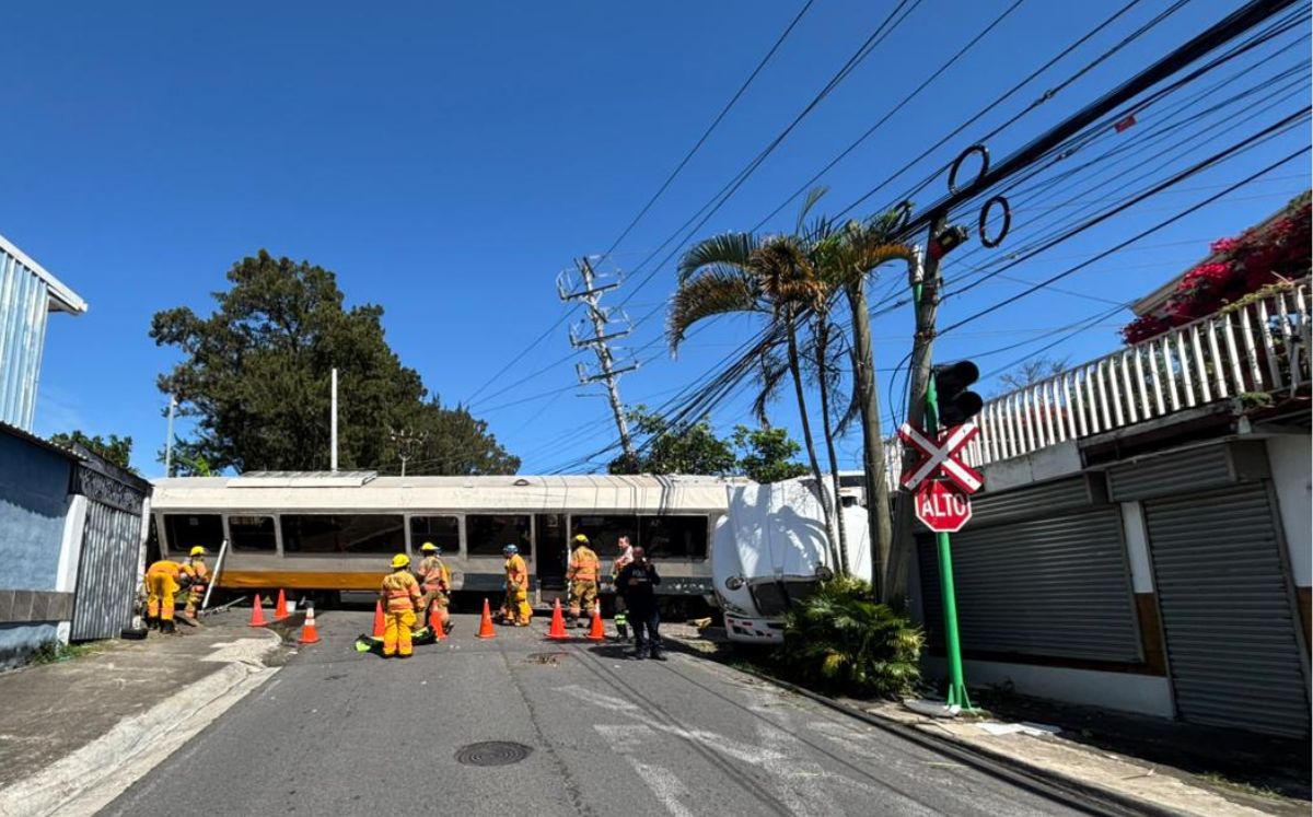 Accidente en Tibás, choque entre tráiler y tren.