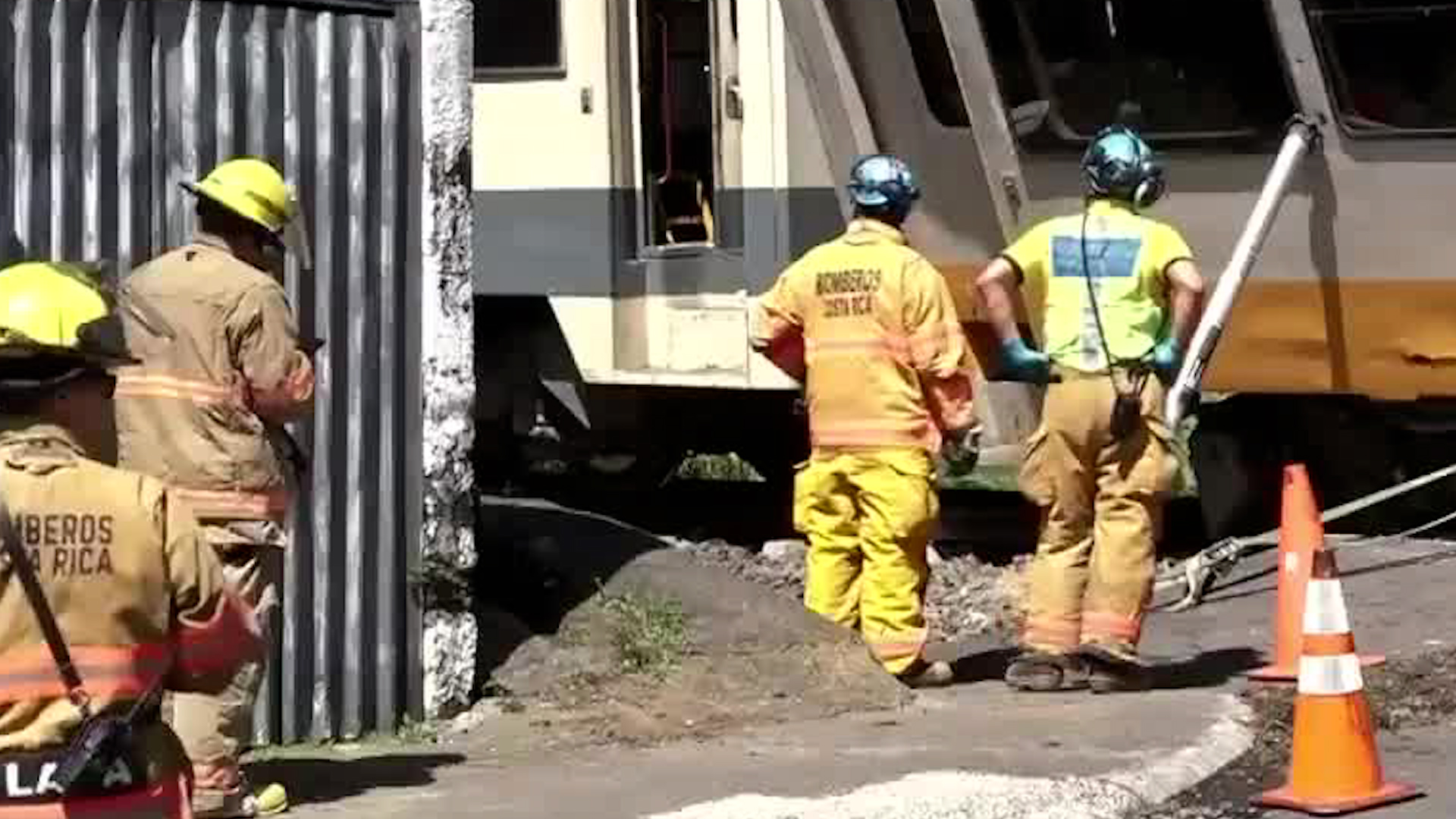 Así quedó escena tras choque de tráiler contra tren | VIDEO