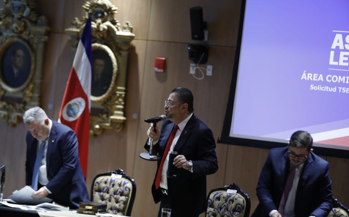 Rodrigo Chaves abandona comisión y deja sin preguntas a diputaciones