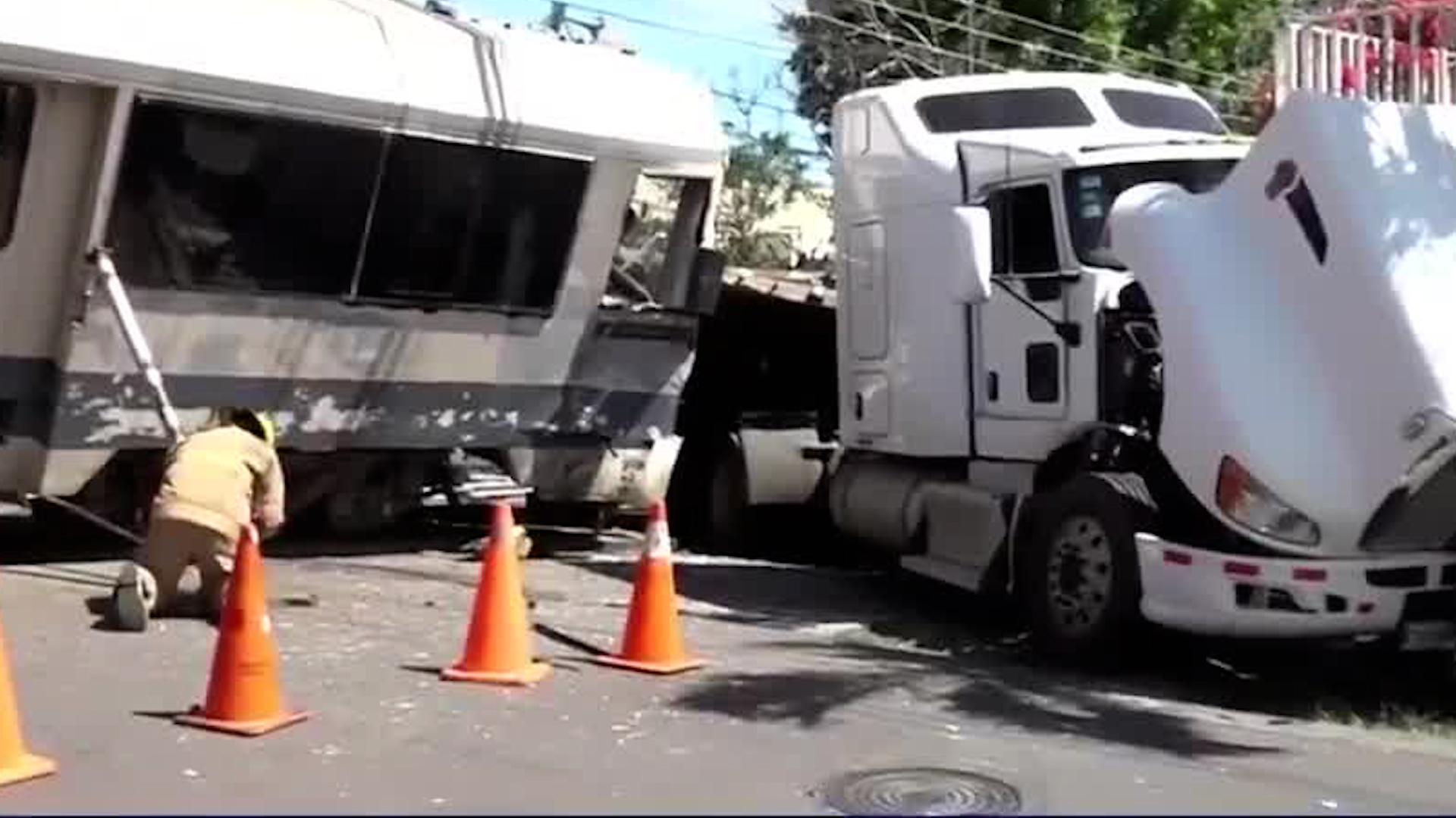 Tráiler chocó contra tren