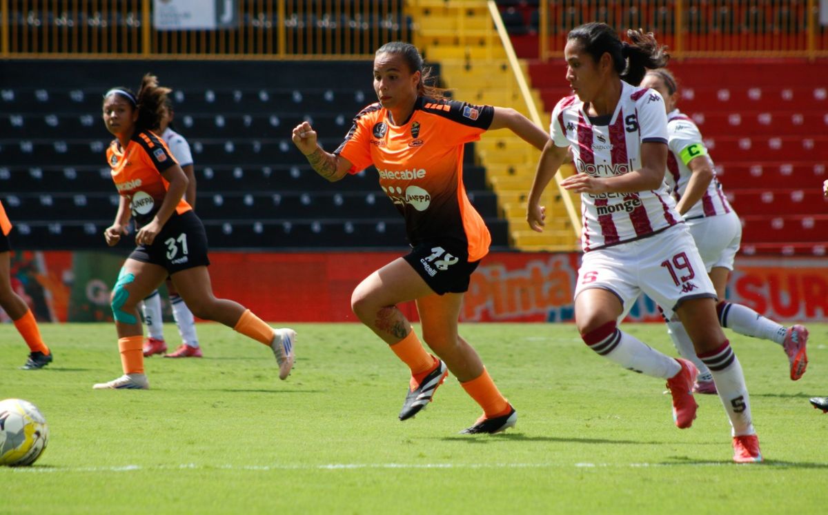 Alajuelense y Dimas Escazú celebran su pase a la gran final del fútbol femenino tras dos triunfos contundentes en semifinales.