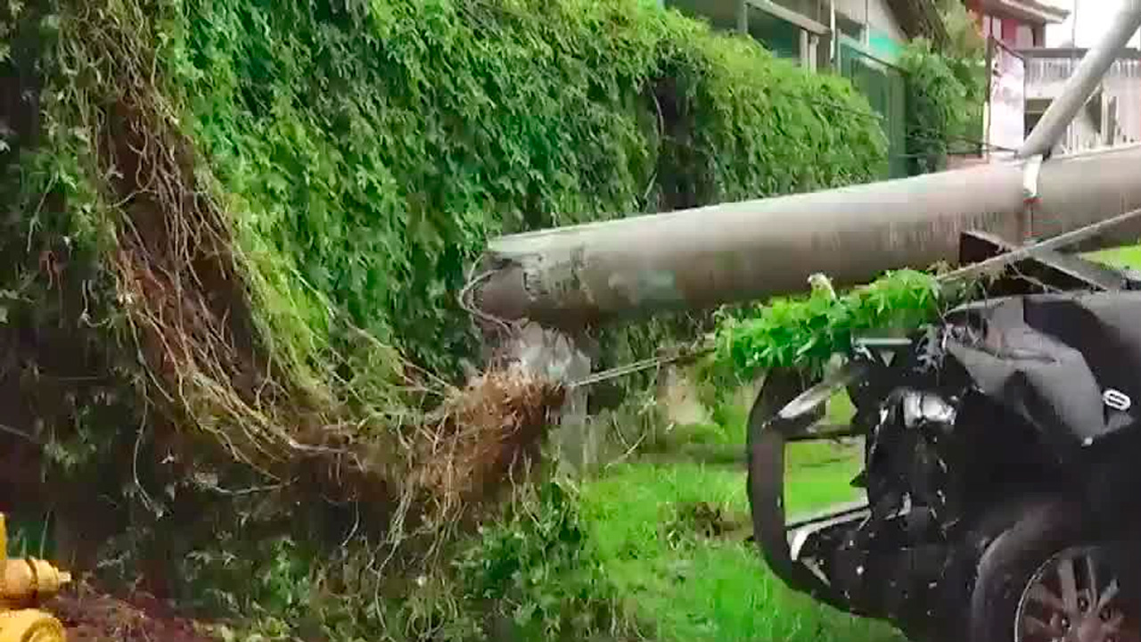 Conductor colisionó contra poste del tendido eléctrico