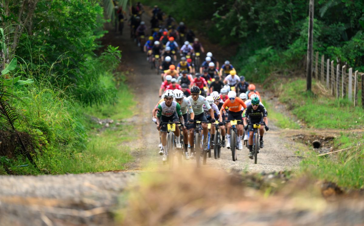 Cristel Espinoza y Luis López celebran su consagración como campeones tras dominar el Desafío MTB Puro Motor (FECOCI).