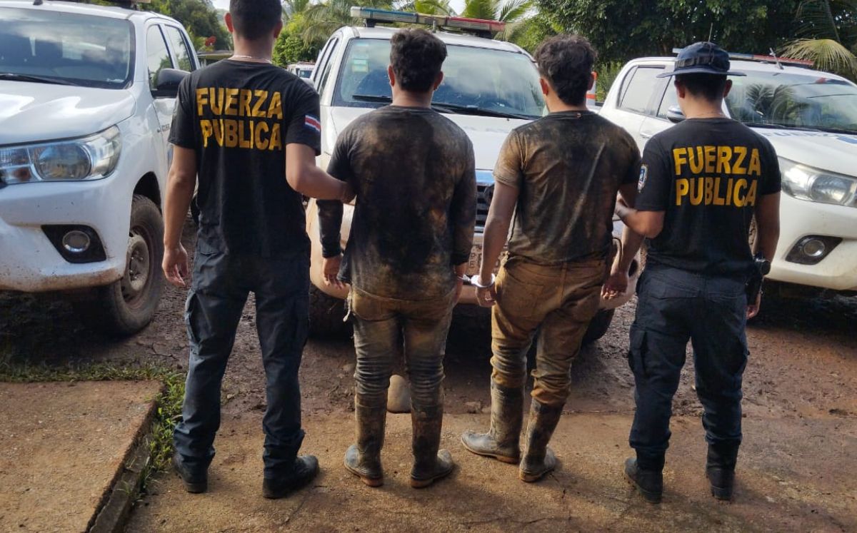 Dos de los cuatro sujetos detenidos. (Fuerza Pública)