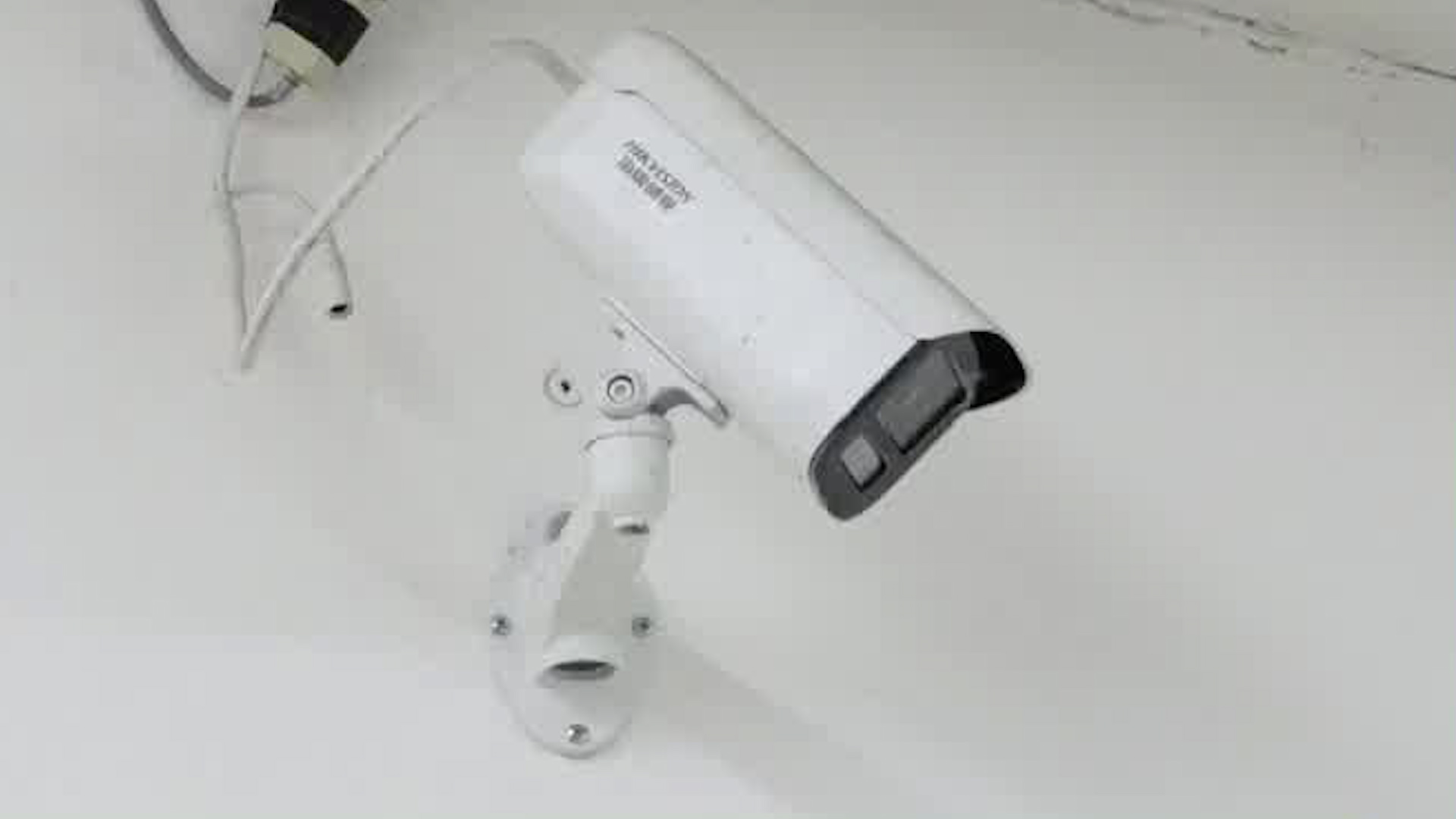 Hombre daña cámara de seguridad antes de cometer delito