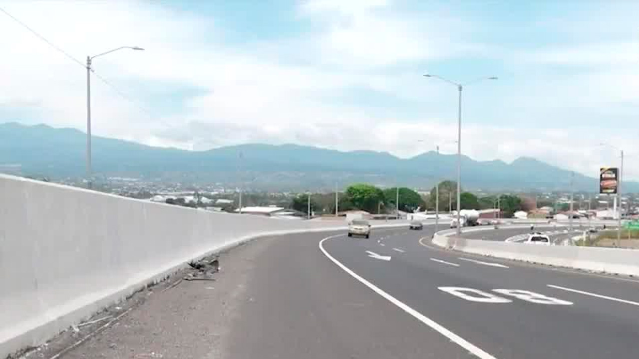 Carreteras del país con retrasos en su construcción