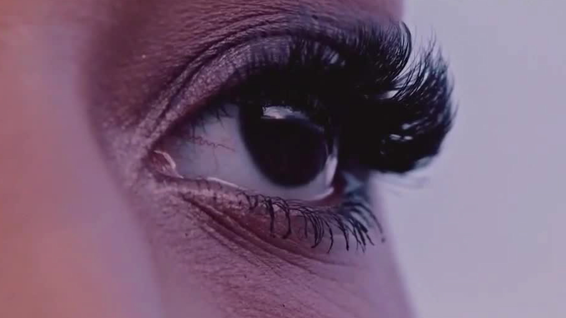 Estos son los riesgos por extensiones de pestañas mal aplicadas