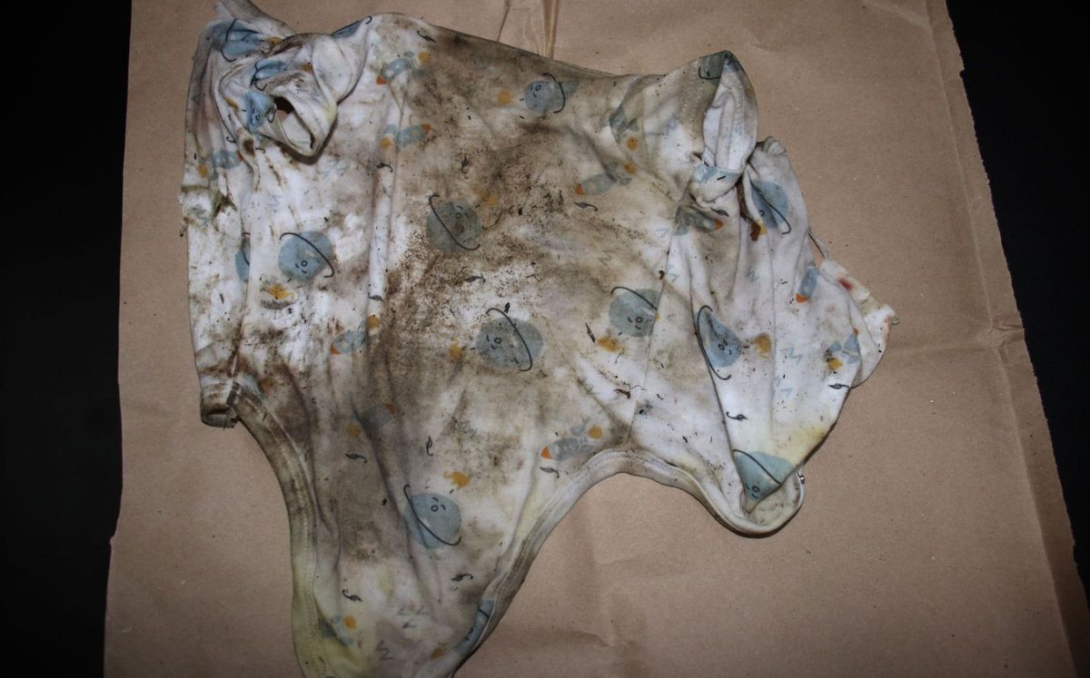 Mameluco que vestía bebé hallado en Hatillo. (OIJ)