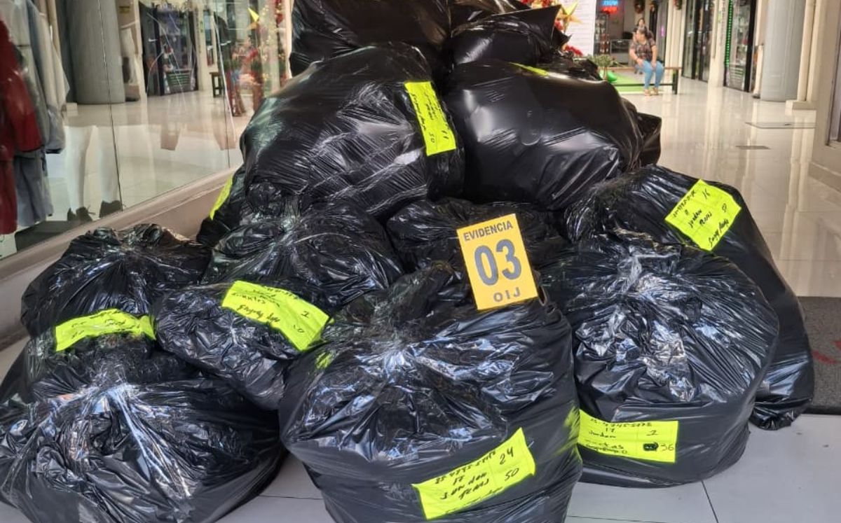 Agentes inspeccionan locales comerciales en un operativo que dejó más de 23 mil productos decomisados (OIJ).