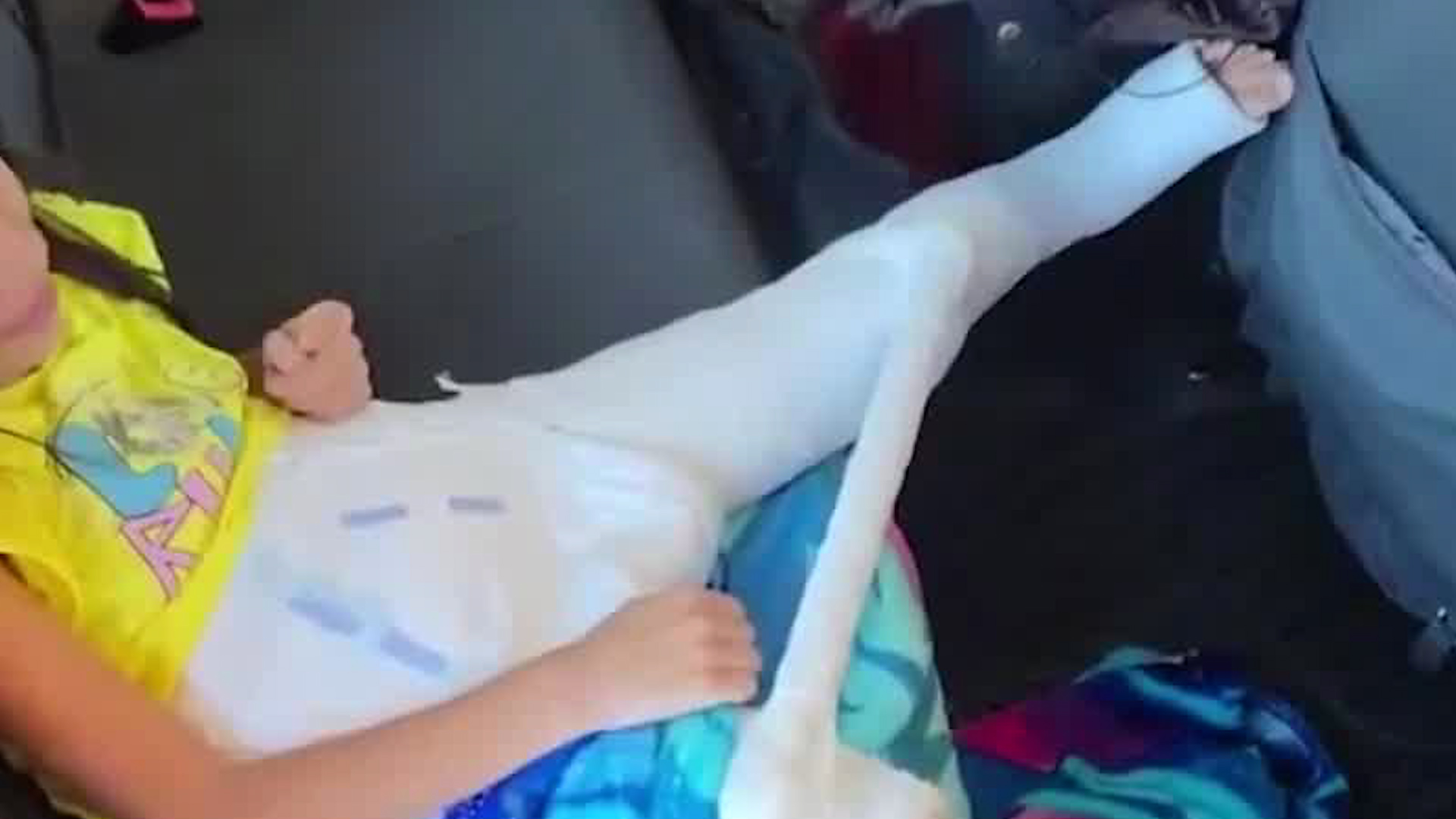 Niña se recupera de cirugía