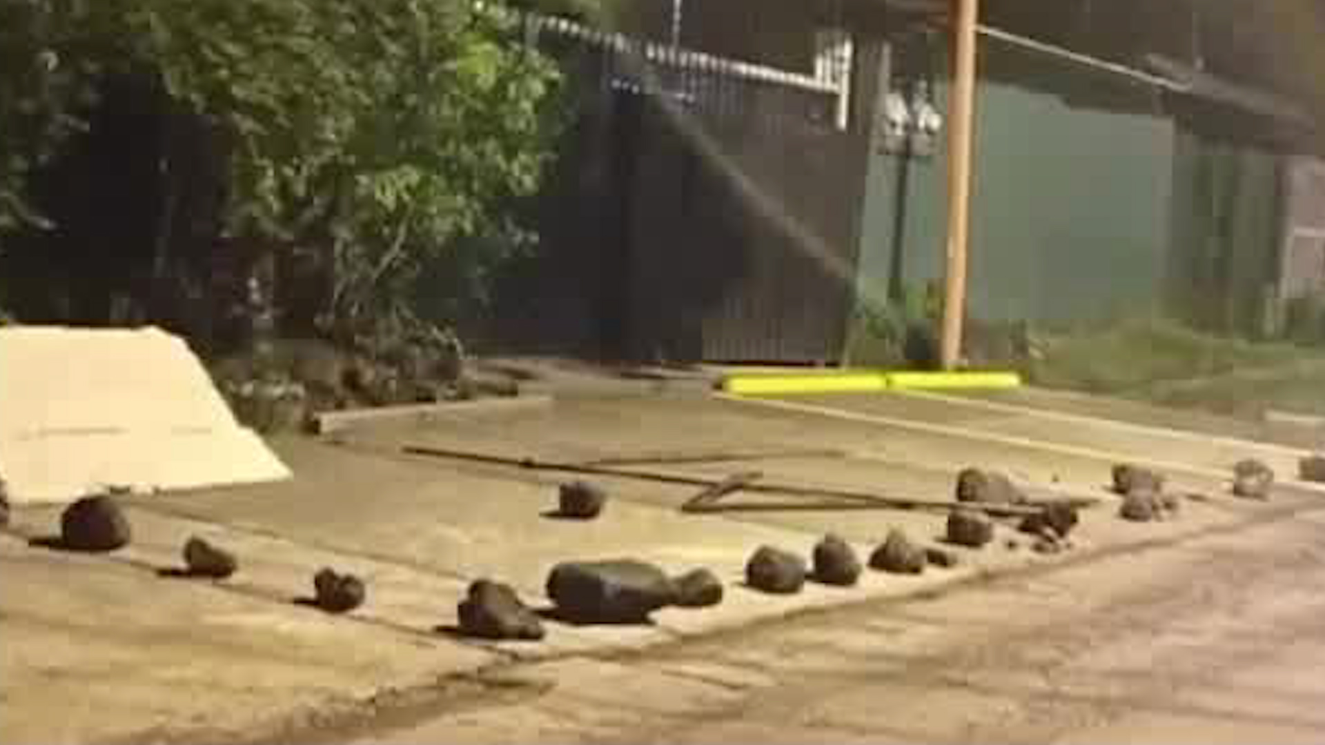 Vecino toma acera como parqueo en Heredia