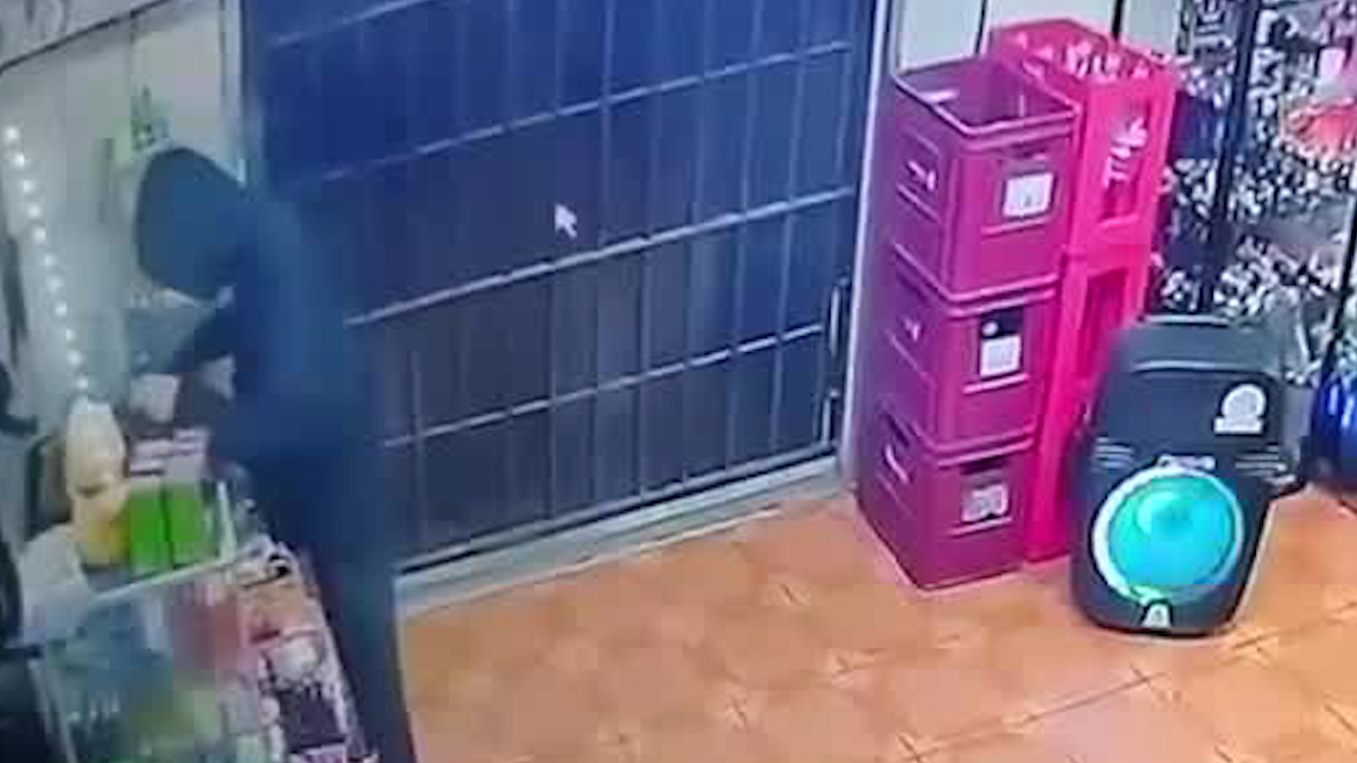 Sospechosos encapuchados ingresan a supermercado